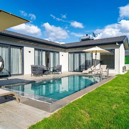 2 Bedroom Private With Swimming Pool *