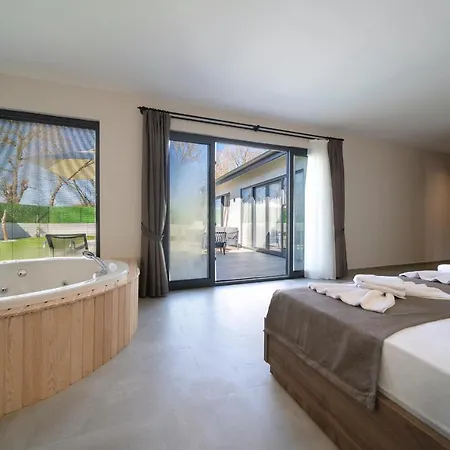 2 Bedroom Private With Swimming Pool *