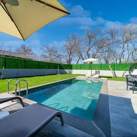 2 Bedroom Private With Swimming Pool *